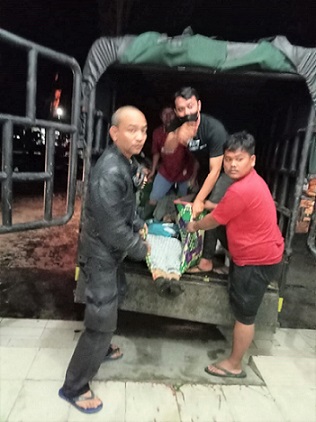 Personil Polsek Siantar Utara saat evakuasi jenajah korban Helentina ke ruangan jenjah RSUD dr Djasamen Saragih