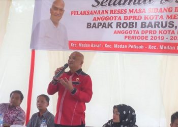 Robi Barus, Ketua Fraksi PDIP DPRD Medan saat kegiatan Reses Masa Sidang II Tahun Sidang Ketiga di Jalan Banteng, Kelurahan Sei Sikambing C-II, Kecamatan Medan Helvetia, Kamis (25/8). (Foto Romulo)