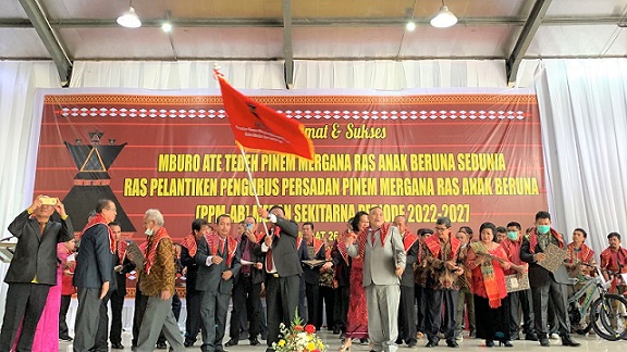 Drs Daniel Pinem bersama pengurus lainya saat dilantik sebagai Ketua Persadaan Pinem Mergana Ras Anak Beruna (PPM-AB) Medan periode 2022-2027. (Foto Ist)