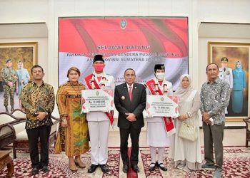 Gubsu , Edy Rahmayadi bersama anggota Paskibraka Nasional 2022 asal  Sumut, Mario Adhiyaksa Sihombing dan Marfah Ronalto Batubara. (Foto Ist)
