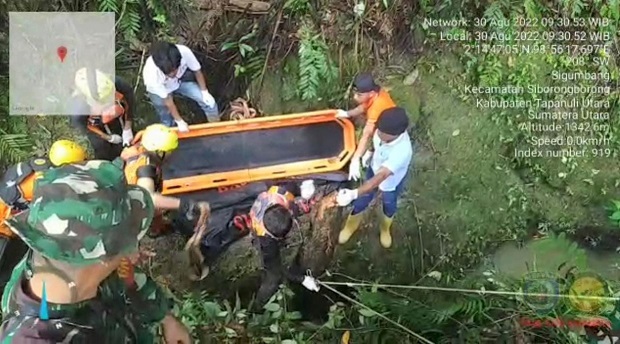 Tim SAR Gabungan saat evakuasi jasad korban Johan Lumbantoruan