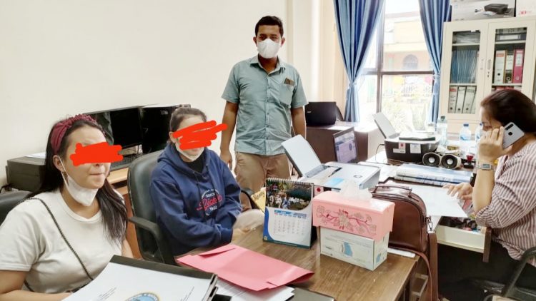 Kedua wanita positif pengguna ekstasi saat diserahkan ke Kantor BNNK Siantar
