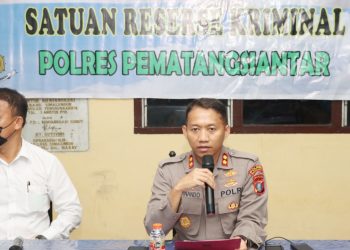 Kapolres Siantar AKBP Fernando SH, SIK didampingi Kasat Reskrim AKP Banuara Manurung SH