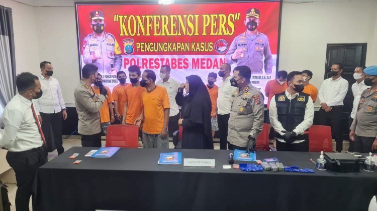 Paparan hasil tangkapan narkoba oleh
Kapolrestabes Medan Kombes Pol Valentino Alfa Tatareda, Senin (5/9). (Foto Ist)