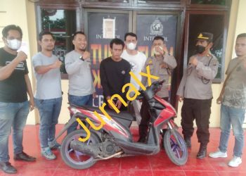 Pelaku Curanmor Syaf alias Pii dan barang bukti sudah diamankan diapit Kanit Reskrim Ipda Saji SH dan Tim Opsnal