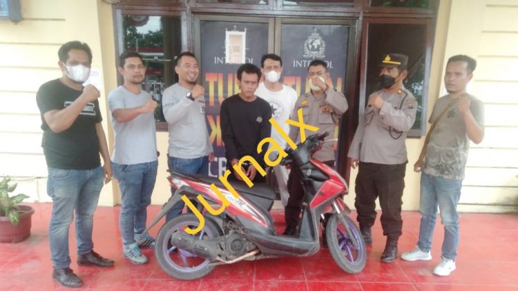 Pelaku Curanmor Syaf alias Pii dan barang bukti sudah diamankan diapit Kanit Reskrim Ipda Saji SH dan Tim Opsnal