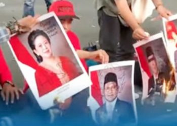 Sejumlah massa membakar poster Puan Maharani. (Foto Ist)