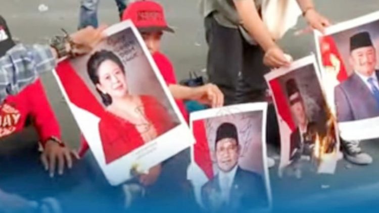 Sejumlah massa membakar poster Puan Maharani. (Foto Ist)