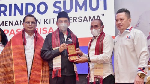 Gubernur Sumut Edy Rahmayadi bersama Ketua Harian Nasional Partai Perindo TGB HM Zainul Majdi dan Ketua DPW Partai Periondo Sumut Rudi Zulham Hasibuan di Muskerwil III Perindo. (Foto Ist)