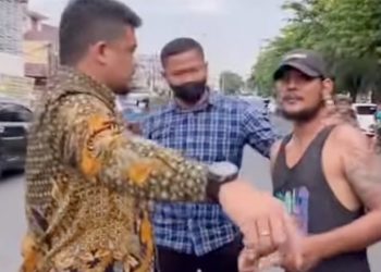 Wali Kota Medan , Bobby Nasution saat memarahi petugas parkir yang diduga liar. (Foto Ist)