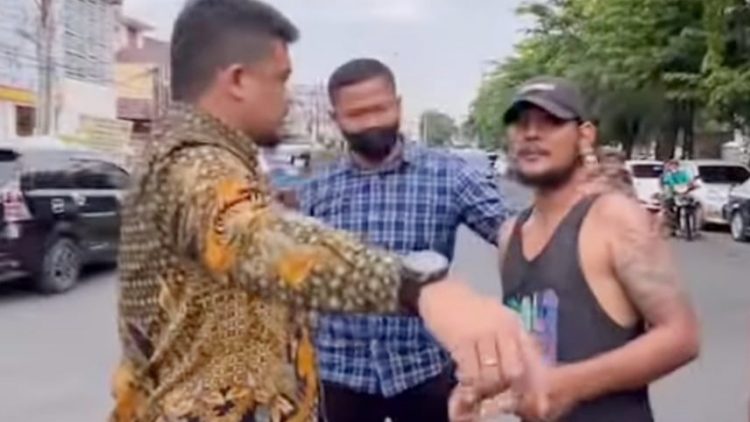 Wali Kota Medan , Bobby Nasution saat memarahi petugas parkir yang diduga liar. (Foto Ist)
