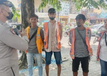 Personil Polsek Medan Baru tertibkan juru parkir di Jalan Dr. Mansyur, Medan. (Foto Ist)