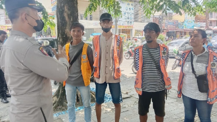 Personil Polsek Medan Baru tertibkan juru parkir di Jalan Dr. Mansyur, Medan. (Foto Ist)