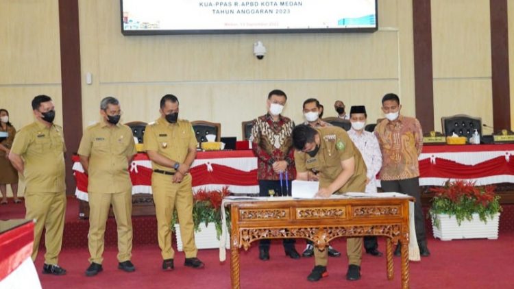Wali Kota Medan, Bobby Nasution didampingi Ketua DPRD Medan, Hasyim menandatangani Nota Kesepakatan KUA Prioritas dan PPAS R-APBD TA 2023 di Gedung DPRD Medan. (Foto Ist)