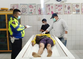 Jenajah Ida saat di visum Tim Forensik Ruangan Jenajah RSUD dr Djasamen Saragih Kota Siantar