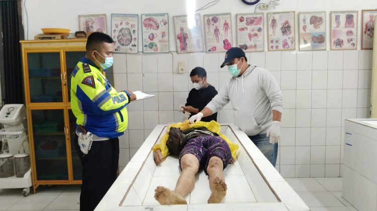 Jenajah Ida saat di visum Tim Forensik Ruangan Jenajah RSUD dr Djasamen Saragih Kota Siantar