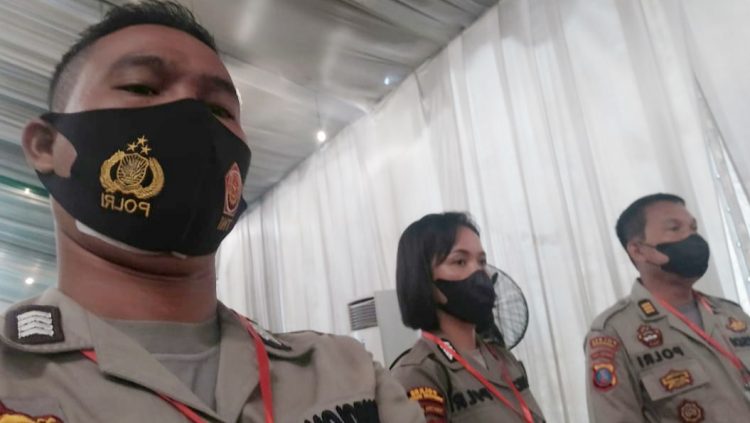Kasi Humas Polres Siantar AKP Rusdi Ahya SH bersama Kasubsi Penmas Bripka J.B Simbolon SH, Bamin Sihumas Bripka Jesika Melba SH saat mengikuti Rakernas dan Seminar Bidang Kehumasan