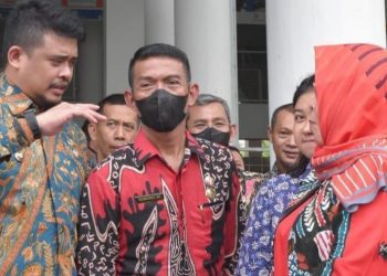 Wali Kota Medan, Bobby Nasution, Dirut PUD Pasar, Suwarno bersama Dirjen Cipta Karya Kementerian PUPR, Diana Kusumastuti meninjau Pasar Aksara yang baru di Jalan Mesjid, Medan Estate, Kabupaten Deliserdang. (Foto Ist)