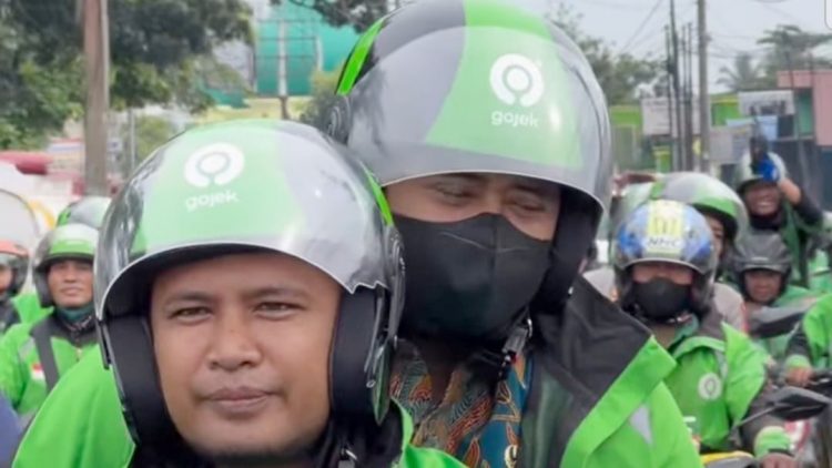 Bobby Nasution bersama driver ojek online (Ojol) di Medan Tuntungan. (Foto Ist)