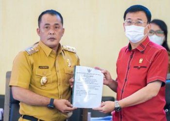 Wakil Wali Kota Medan, Aulia Rachman saat menyampaikan usulan Raperda BMD yang diterima Ketua DPRD Medan, Hasyim. (Foto Ist)