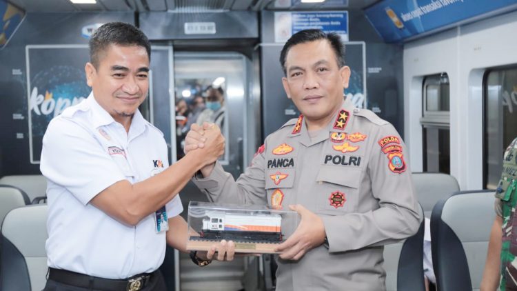 Kapolda Sumut Irjen Pol RZ Panca Putra Simanjuntak penandatanganan perjanjian kerjasama dengan PT. KAI Divre 1 Sumut. (Foto Ist)