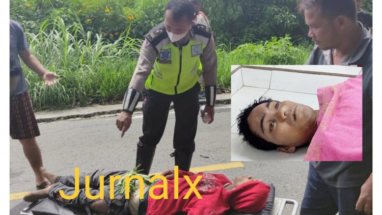 Kaposlantas Balata Aiptu S. Ompusunggu saat evakuasi jenajah Setia Barhma Herianto Siregar di TKP