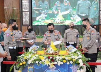 Kapolda Sumut Irjen Pol. Drs. R. Z. Panca Putra S, M.Si saat memotong tumpeng dalam HUT Lantas ke-67. (Foto Ist)