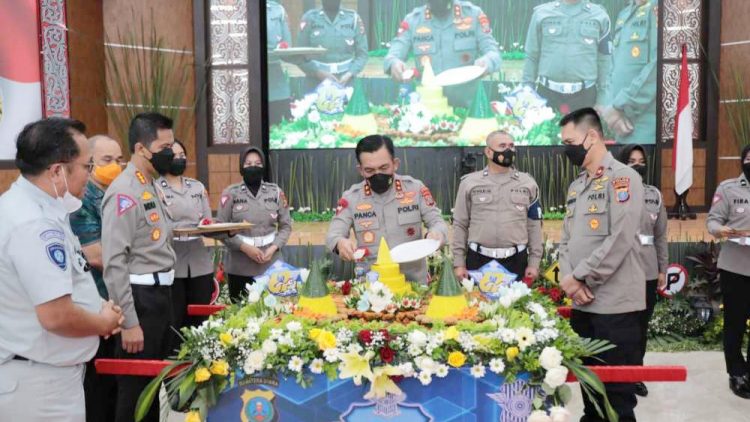 Kapolda Sumut Irjen Pol. Drs. R. Z. Panca Putra S, M.Si saat memotong tumpeng dalam HUT Lantas ke-67. (Foto Ist)