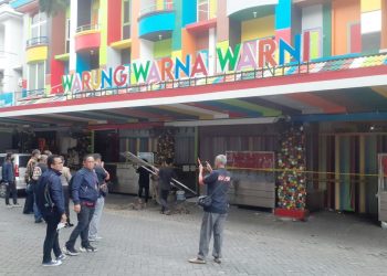 Sejumlah aparat kepolisian berjaga di Warung Warna Warni saat memasang plank aset milik Apin BK. (Foto Ist)