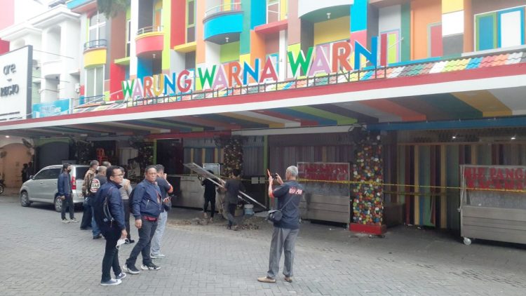 Sejumlah aparat kepolisian berjaga di Warung Warna Warni saat memasang plank aset milik Apin BK. (Foto Ist)