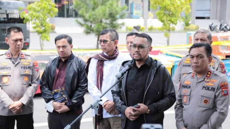 Ahmad Sahroni, Wakil Ketua Komisi III DPR RI bersama Hinca Panjaitan saat kunker yang diterima Kapolda Sumut Irjen Pol RZ Panca Putra Simanjuntak dan Waka Polda Sumut Brigjen Pol Dadang Hartanto. (Foto Ist)