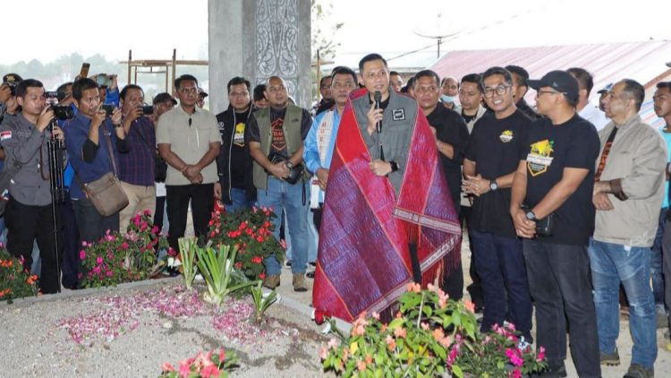 AHY Di Tugu Makam Raja Simanjunyak di Desa Hutabulu, Kecamatan Balige, Kabupaten Toba, Sabtu (24/9/2022). (Foto Ist)