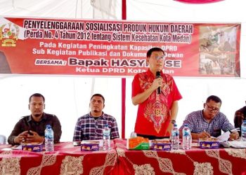 Ketua DPRD Medan Hasyim SE saat menggelar sosialisasi Perda (Sosper) ke IX Tahun 2022 produk hukum Pemko Medan No 4 Tahun 2012 tentang Sistem Kesehatan Kota Medan di Jl
Platina Raya Gg Pekong Lapangan Basket Lingkungan 3, Kelurahan Titipapan, Kecamatan Medan Deli, Sabtu (24/9/2022). (Foto Ist)