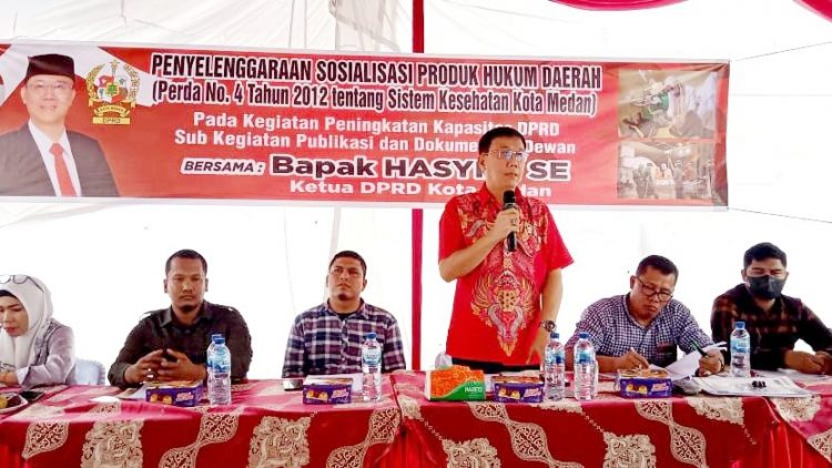 Ketua DPRD Medan Hasyim SE saat menggelar sosialisasi Perda (Sosper) ke IX Tahun 2022 produk hukum Pemko Medan No 4 Tahun 2012 tentang Sistem Kesehatan Kota Medan di Jl
Platina Raya Gg Pekong Lapangan Basket Lingkungan 3, Kelurahan Titipapan, Kecamatan Medan Deli, Sabtu (24/9/2022). (Foto Ist)