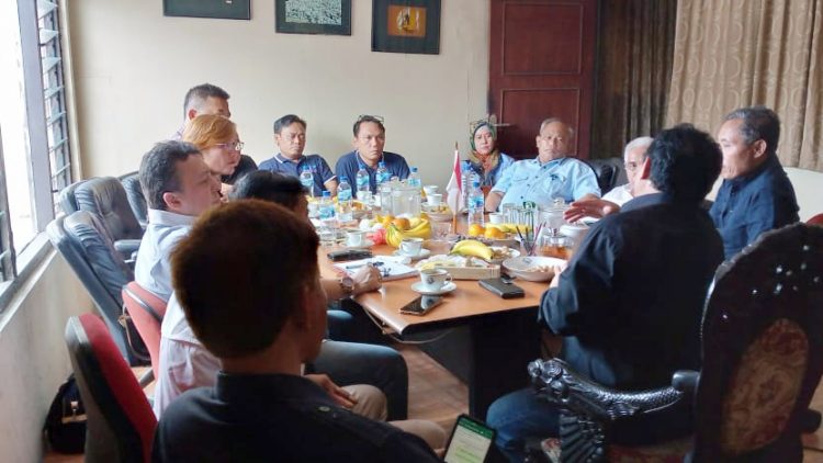 Ketua Pengurus SMSI Pusat, Firdaus dan Sekretaris HM Nasir, memimpin Rakor Persiapan HPN 2023 SMSI di Sumut bersama Pengurus SMSI Sumut dan Panitia, di Kantor Operasional SMSI Pusat, Jalan Veteran Jakarta, Senin (26/09/2022). (Foto Ist)