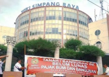 Yuki Simpang Raya Mall Dipasang Spanduk menunggak pajak. (Foto Ist)