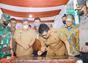 Wali Kota Medan Bobby Nasution disaksikan Suwarno, Dirut PUD Pasar dan Hasyim Ketua DPRD Medan resmikan pengoperasionalan Pasar Aksara di Jalan Masjid, Desa Medan Estate, Percut Sei Tuan, Deliserdang. (Foto Romulo)