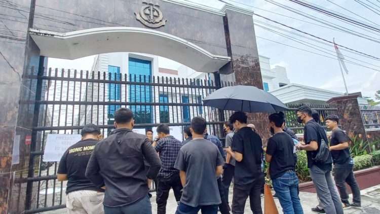 Puluhan massa dari Aliansi Masyarakat Cerdas melakukan aksi unjuk rasa di Kantor Kejatisu terkait Yayasan Pendidikan Nasional Masty. (Foto Romulo)