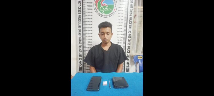 Pelaku Muhammad Fadlan Saragih dan barang bukti 