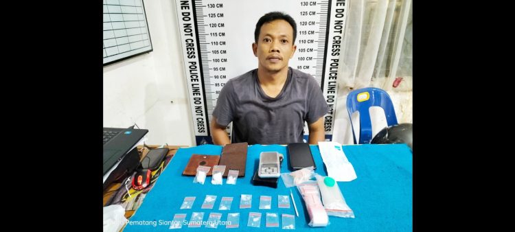 Pelaku Dicky Andrian Zusfrianto dan barang bukti