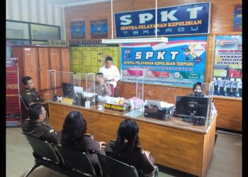 Kasi Intel Rendra Yoki Pardede SH, MH mewakili Persaja KN Siantar bersama Kasi Pidum Edi S Tarigan SH, MH, Elyna Simanjuntak SH, MH dan Siti M Manullang SH saat buat laporan pengaduan di ruangan SPKT Polres Siantar