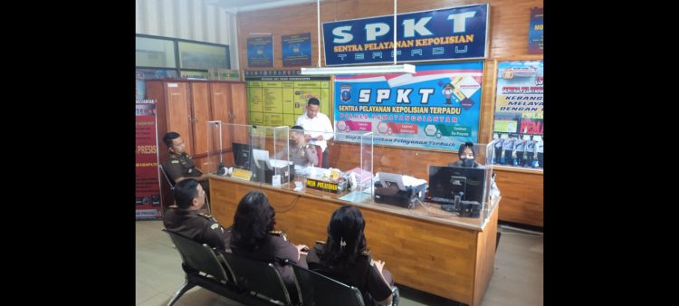 Kasi Intel Rendra Yoki Pardede SH, MH mewakili Persaja KN Siantar bersama Kasi Pidum Edi S Tarigan SH, MH, Elyna Simanjuntak SH, MH dan Siti M Manullang SH saat buat laporan pengaduan di ruangan SPKT Polres Siantar