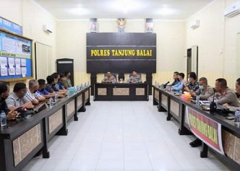 Kapolres Tanjungbalai AKBP Ahmad Yusuf Afandi saat memimpin rapat dengan pengelola SPBU/SPBN se Kota Tanjungbalai.