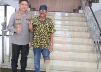 Kapolrestabes Medan Kombes Pol Valentino Alfa Tatareda memberikan bantuan kaki palsu kepada penyandang disabilitas. (Foto Ist)