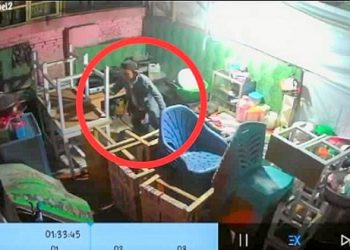 Pelaku saat mencuri terekam CCTV