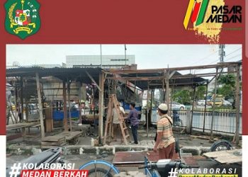 Pedagang membersihkan lapak jualanya di Terminal Aksara. (Foto Ist)