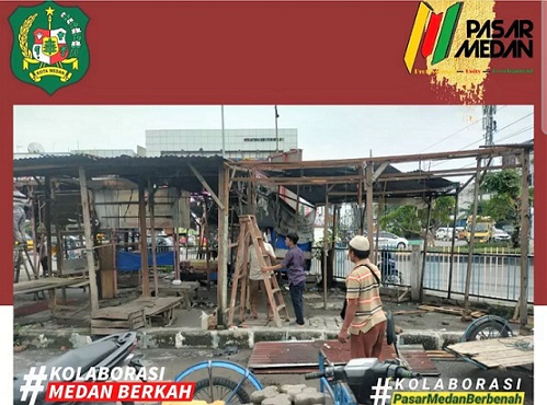 Pedagang membersihkan lapak jualanya di Terminal Aksara. (Foto Ist)