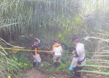 Personil SPKT Polres Tebing Tinggi bersama Tim Inafis saat olah TKP