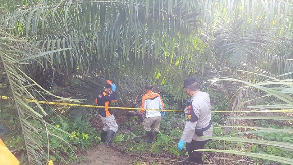 Personil SPKT Polres Tebing Tinggi bersama Tim Inafis saat olah TKP