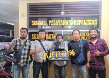 Kanit Reskrim IPDA Sahat Sinaga dan Tim Opsnal mengapit Pelaku Pencurian Martahan Hutabarat alias Jimmy serta barang bukti